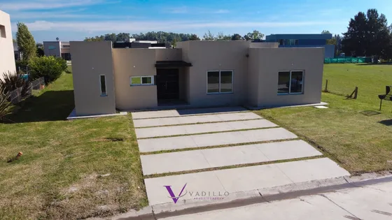 Hermosa Casa En Venta En Barrio Cerrado Don Joaquin - Canning - A Estrenar. 