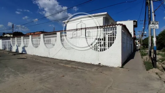 Gran Oportunidad! Casa De Esquina En Venta En Urb. Las Acacias 015js