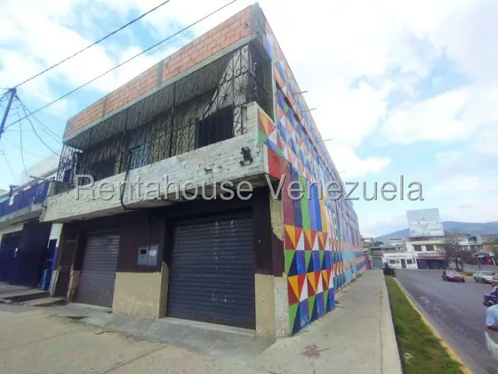 Maria E. Vende Negociable Edificio Comercial Consta De Un Local Comercial De 270 Metros Y 2 Baños Mas Un Apartamento De 4 Habitaciones, En Centro, Lara#25-5897**