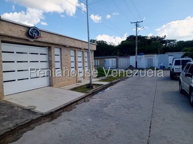 Casa En Venta, Con Espacio Para Piscina Y Con Un Concepto Abierto Para Remodelar, Urbanización La Ciudadela.  Cagua. Rah 25-11409