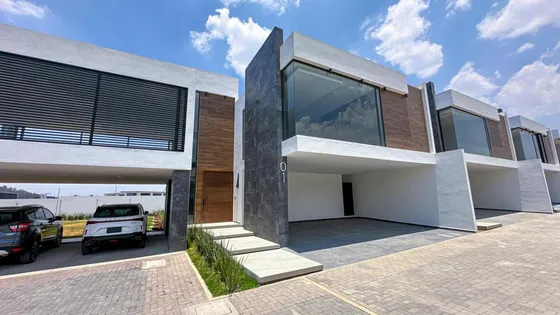 Casa En Venta En Metepec Con Diseño Moderno Y  Jardín Interno