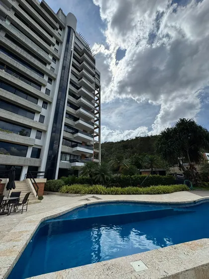 Apartamento En Venta O Alquiler Ubicado En La Exclusiva Zona  Altos De Guataparo Res. La Defense. Seguridad, Planta Eléctrica 100%, Pozo Propio,  (mer)