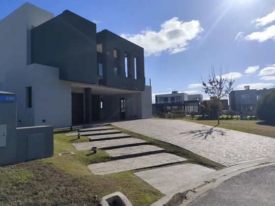 Casa En Venta - 3 Dormitorios 3 Baños - 931mts2 - Canning