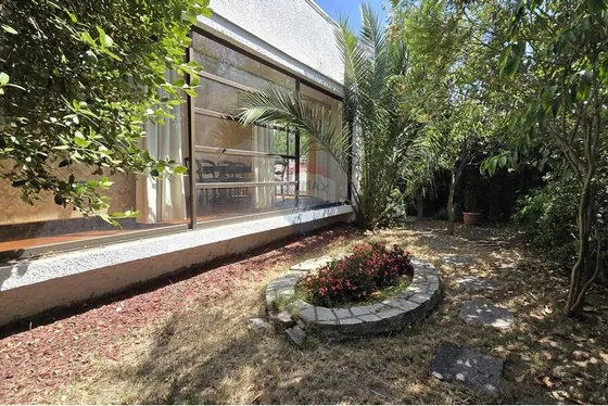 Amplia Y Luminosa Casa De Un Piso En Ñuñoa