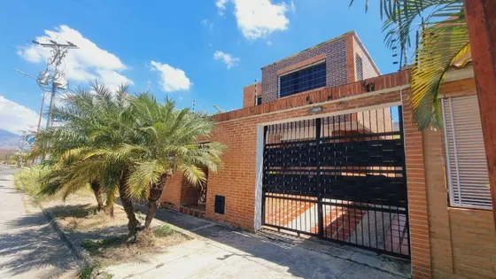 Se Vende Casa En La Urb. Ciudad Jardín Mañongo, Naguanagua.