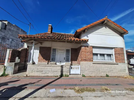 Oportunidad. Dos Casas En Block Sobre Lote De 380mtrs Sobre Avenida Jara