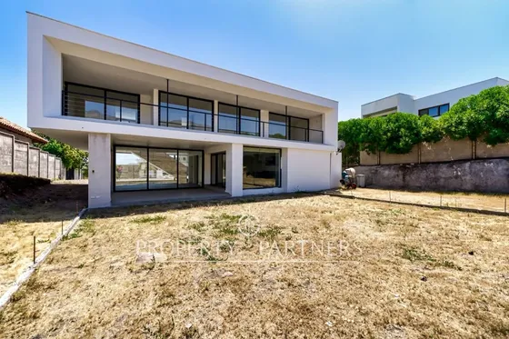 Piedra Roja, Iluminada Y Moderna Casa