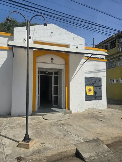 Local Disponible En Toda Una Esquina Ideal Para Proyecto De Negocio Como Imprentas Peluquería Kanina .tanque De Agua Subterráneo Listo Para Firnar Por Registro
