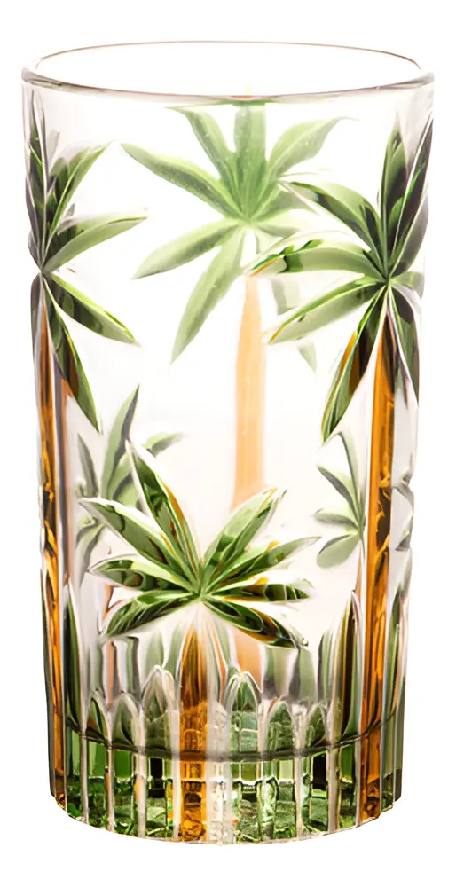 Close-up de um copo de cristal Wolff Palm Tree com estampa de coqueiro pintada à mão e base com detalhes em relevo.