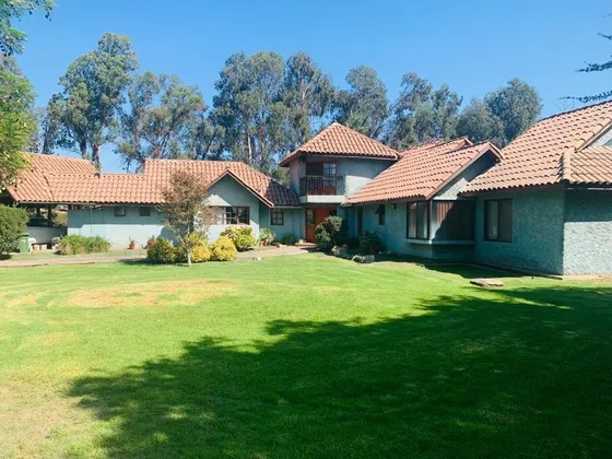 Hermosa Parcela Con 2 Casas Estilo Colonial
