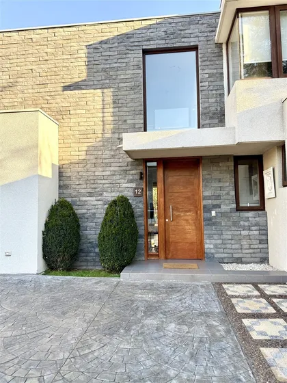 Casa En Venta De 5 Dorm. En Colina