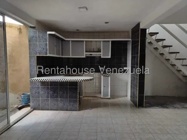 Dennymar, Vende Herrmosa Casa En Exclusiva Zona De Cabudare Con Seguridad 24/7 Posee 250m2 Y Bellas Areas Comunes B5a21927                                                                              