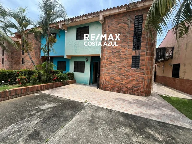 Remax Vende Town House En Ciudad Flamingo Conjunto Residencial Playa Mero, Chichiriviche