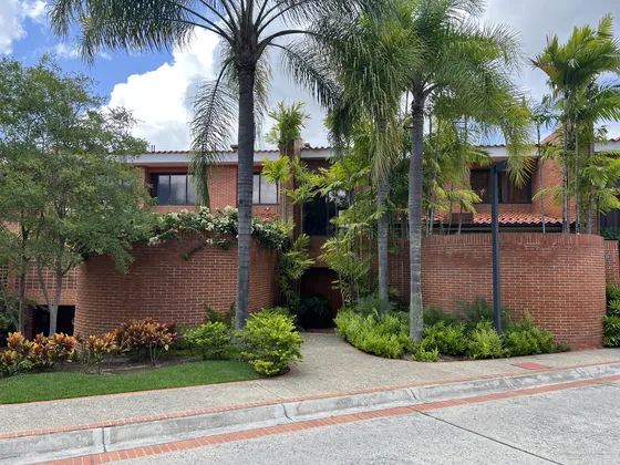 Se Vende Quinta De 350 Mts En Caurimare Tepui  3h/4b/4pe (jc)