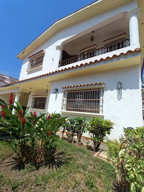 Casa En Calle Cerrada En Valles De Camoruco En Venta, Valencia. Inmomaggi 2116