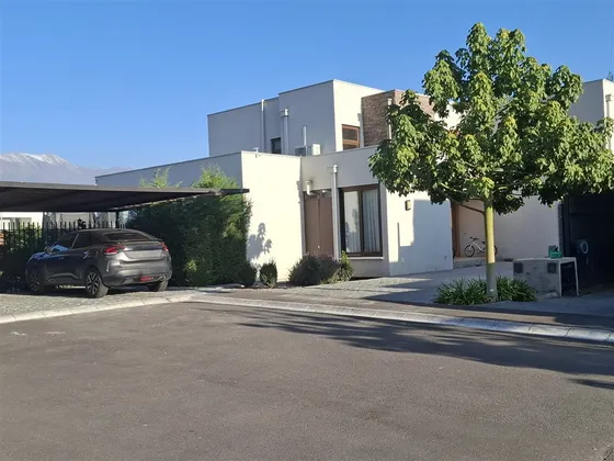 Casa En Arriendo De 5 Dorm. En Lo Barnechea