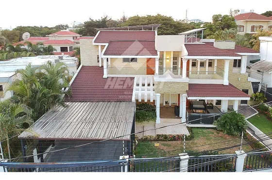 Lujosa Casa Residencial La Zurza Santiago