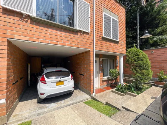 Vendo Casa Amplia En La Loma De Los Bernal, Medellín