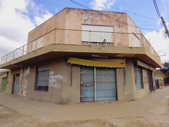 Venta-casa De 4 Ambientes-terreno De 200 M2 - Amplios Locales En Pb- Merlo-usd 80000