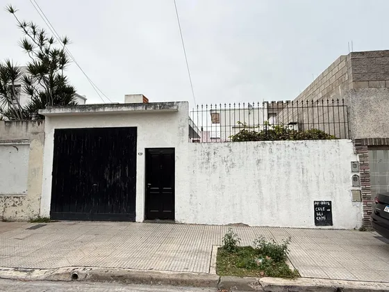 Casa En  Venta En Monte Castro A Reciclar - 3 Ambientes