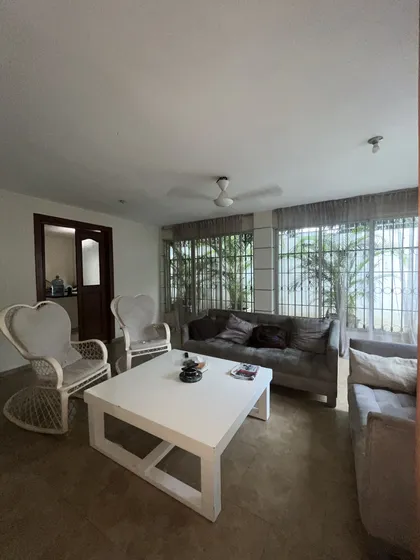 Casa En Venta En Calle Comercial Con Espacios Bien Amplios