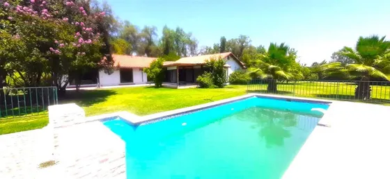 Casa En Venta De 5 Dorm. En Colina