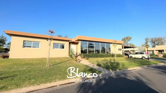 Casa  En Alquiler En Pilar Del Este, G.b.a. Zona Norte, Argentina