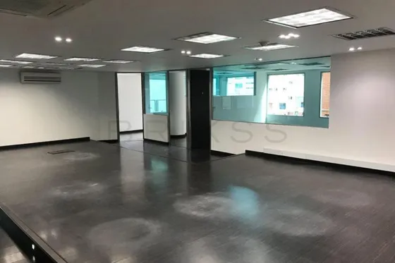 Oficina En Arriendo/venta En Chico Norte. Cod V3435