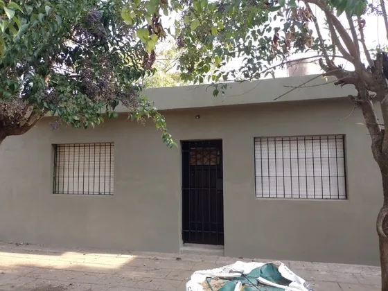 Casa En Alquiler, 2 Dormitorios.-