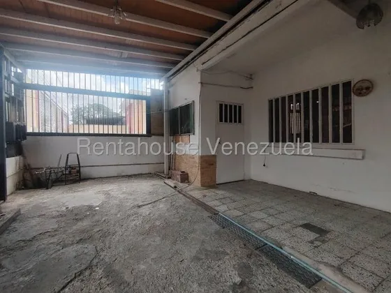 Pedro Mendez Vende Casa Para Remodelar En Bararida, Excelente Oportunidad En El Este De Barquisimeto. 2 Habitaciones, 2 Baños Además Cuenta Con Un Anexo Y Con Gas Directo. Mls #25-24162 Pm