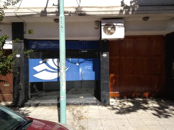 Excelente Local Centrico Con Gran Deposito Y Garage. Ideal Para Oficinas Y Consultorios