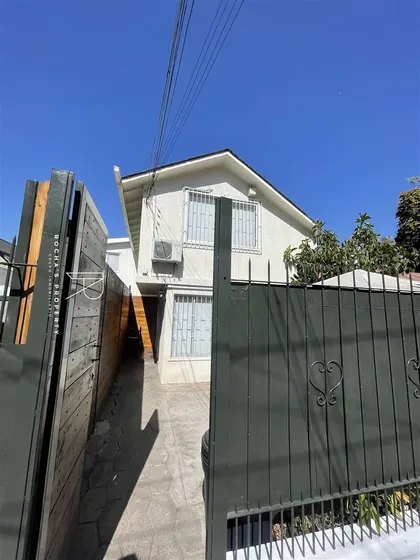 Casa En Arriendo De 2 Dorm. En Peñalolén