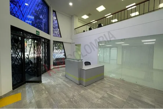 Se Vende Propiedad De Uso Comercial Ideal Para  Oficina Moderna, Consultorio,  , De Dos Plantas Dotada En El  Sector De Versalles Con 327 M2