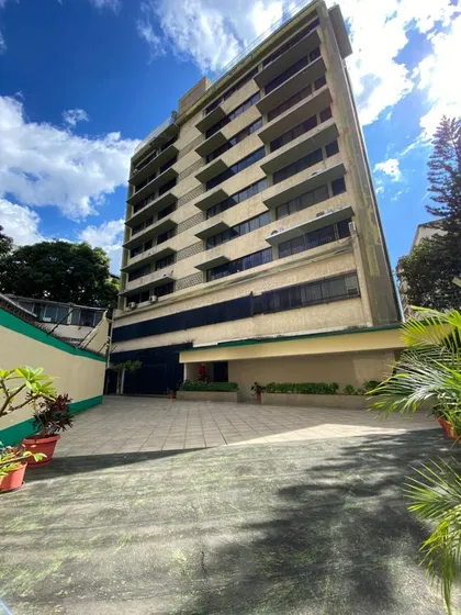 Alquiler/apto/ Las Palmas/ 139 M2/ 3hab+serv/3baños/2 Puestos/ 1 Maletero