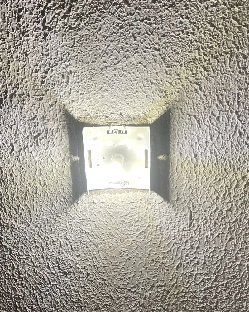 Vista lateral da lâmpada LED Halopin G9 7W no bocal