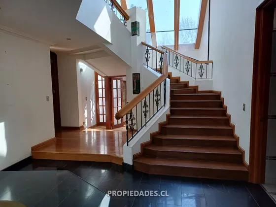 Casa En Venta De 5 Dormitorios En Santa María De Manquehue