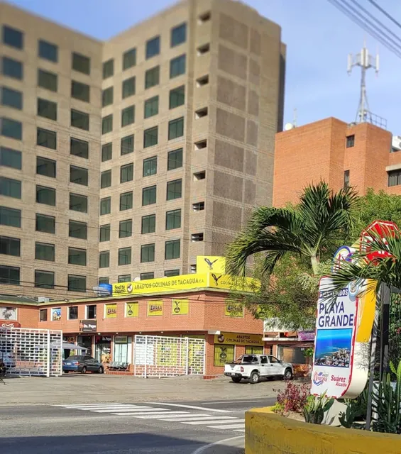 Vendo Cuatro Locales Comerciales, En Playa Grande, Centro Comercial  Villa Ariel .