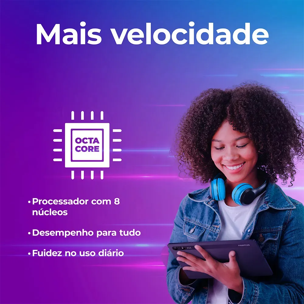 Jovem sorrindo utilizando o tablet Positivo Vision Tab10 com fones de ouvido