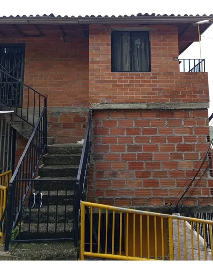La Casa Esta En Un Segundo Piso, A Sus Al Rededores Esta El Parque Ecológico La Perla, 2 Minutos Caminando Esta El Parqueadero De Los Alimentadores Del Metro.