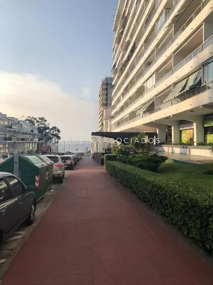 Apartamento De 2 Dormitorios En Venta En Punta Del Este.