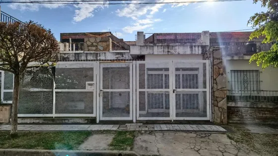 Venta/permuta- Casa - 2 Dormitorios - Patio - La Florida, Rosario