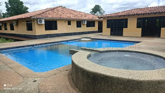 Hermosa Casa, Con Amplios Y Bellos Espacios Destinados A La Recreacion, Salon De Fiesta Con Dos Baños, Parrillera, Cava Cuarto, Cancha De Bolas Criollas Y Piscina. Tanque De Agua De 30 Mil Litros,