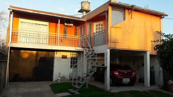 Casa En Venta - 5 Dormitorios 2 Baños - Patio Departamento - 300mts2 - Merlo