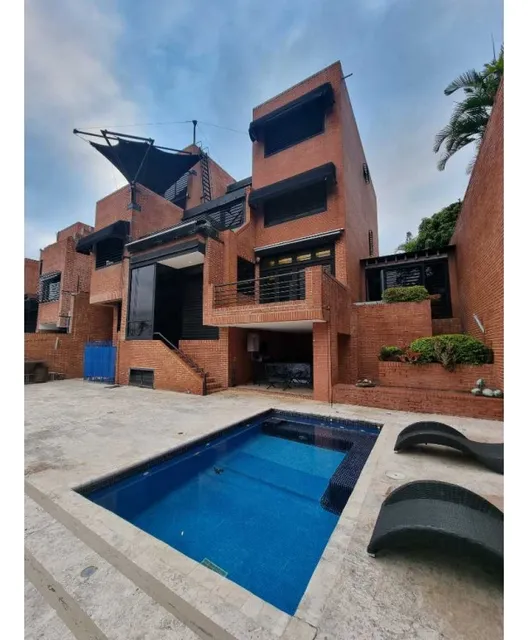 Se Town House 700m2 Colinas Del Tamanaco Calle Cerrada