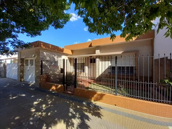Casa 3 Amb Con Depcia. Garage, Patio Y Galpon Con Entrada Totalmente Independiente - Zona: Venado Tuerto - Ruta Nacional 8
