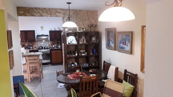 Michelle Vende Casa Remodelada De 312m2 En Esquina Con 2 Anexos Los Sauces Fg-i /826