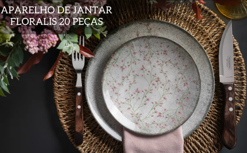 Detalhe de um prato raso do aparelho de jantar Tramontina Floralis sobre mesa posta com placemat de fibra, talheres de madeira e guardanapo rosa, com texto 'APARELHO DE JANTAR FLORALIS 20 PEÇAS'.