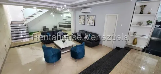 Héctor Malavé Vende Elegante Casa Con Estilo Vanguardista Y Arquitectura Tipo Americana, Remodelada Con Acabados Modernos Al Este De Barquisimeto,