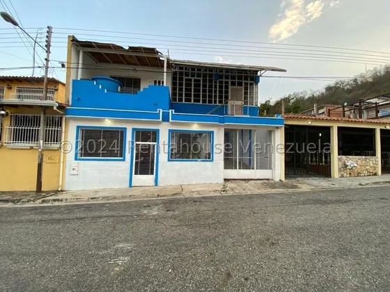 Amplia Y Cómoda Casa De 2 Niveles, Con Potencial Para Desarrollar Actividad Comercial Ya Que Cuenta Con Entrada Independiente Hacia Su Planta Alta, Con Sala De Usos Múltiples Y Espacios