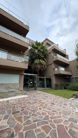 Excelente Departamento 5 Ambientes - 3 Cocheras Cubiertas - Zona Colegio Ward